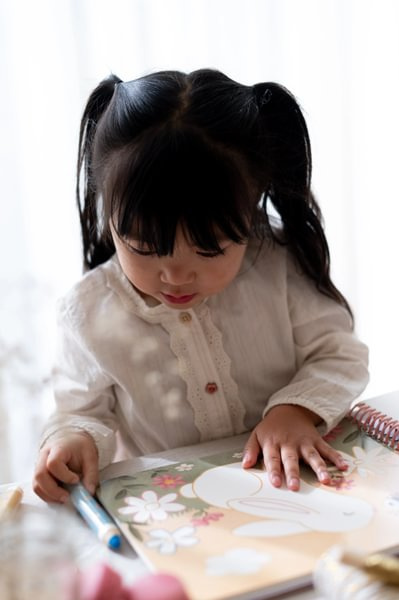 Little Dutch Kreatywny zeszyt z kredkami Rosa & Friends