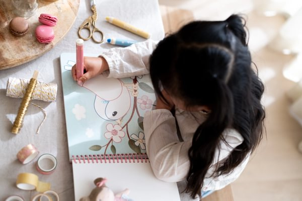 Little Dutch Kreatywny zeszyt z kredkami Rosa & Friends